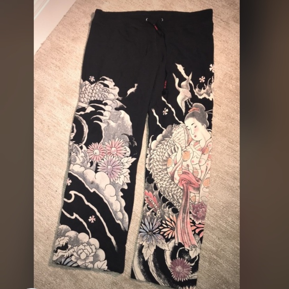 Black sweatpants with Asian design